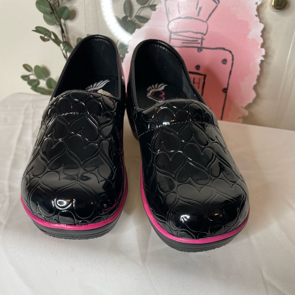 Smitten patent leather heartthrob slip resistant clog Sz 36